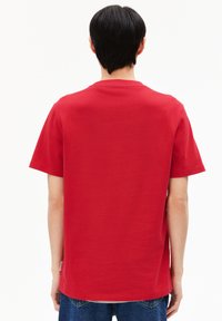 Rotes Baumwoll-T-Shirt mit kurzen Ärmeln und Rundhalsausschnitt, mit geradem Saum und ohne sichtbare Grafiken oder Muster.