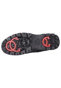 Suela de goma negra con un patrón de superficie rugoso. Incluye acentos circulares rojos y un detalle de logo integrado, que mejora el agarre y la tracción.