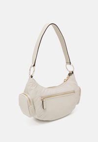 Borsa a spalla in nylon beige con forma arrotondata, dotata di due tasche con zip e hardware di tonalità dorata. Tracolla regolabile e superficie morbida.