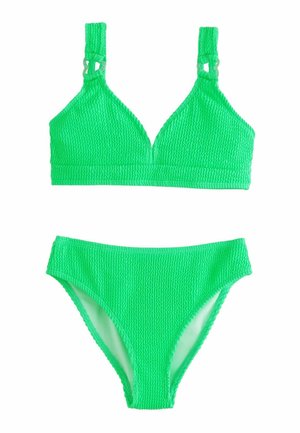 Helles grünes, strukturiertes Bikini-Set mit einem Top mit breiten Trägern und Ausschnitt-Details, kombiniert mit passenden hochgeschnittenen Bikinihosen.