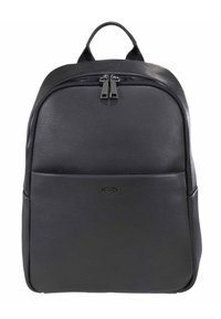 Černý kožený batoh se strukturovaným tvarem, texturovaným povrchem, horním uchopem a dvojitým zipovým uzávěrem. Obsahuje přední kapsu a detail loga.