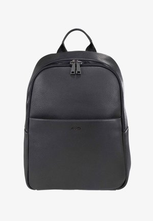 Mochila de cuero negra con forma estructurada, superficie texturizada, asa superior y cierre de doble cremallera. Presenta un bolsillo frontal y detalle del logo.