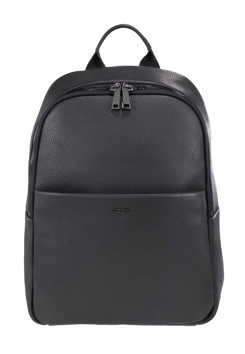 Černý kožený batoh se strukturovaným tvarem, texturovaným povrchem, horním uchopem a dvojitým zipovým uzávěrem. Obsahuje přední kapsu a detail loga.