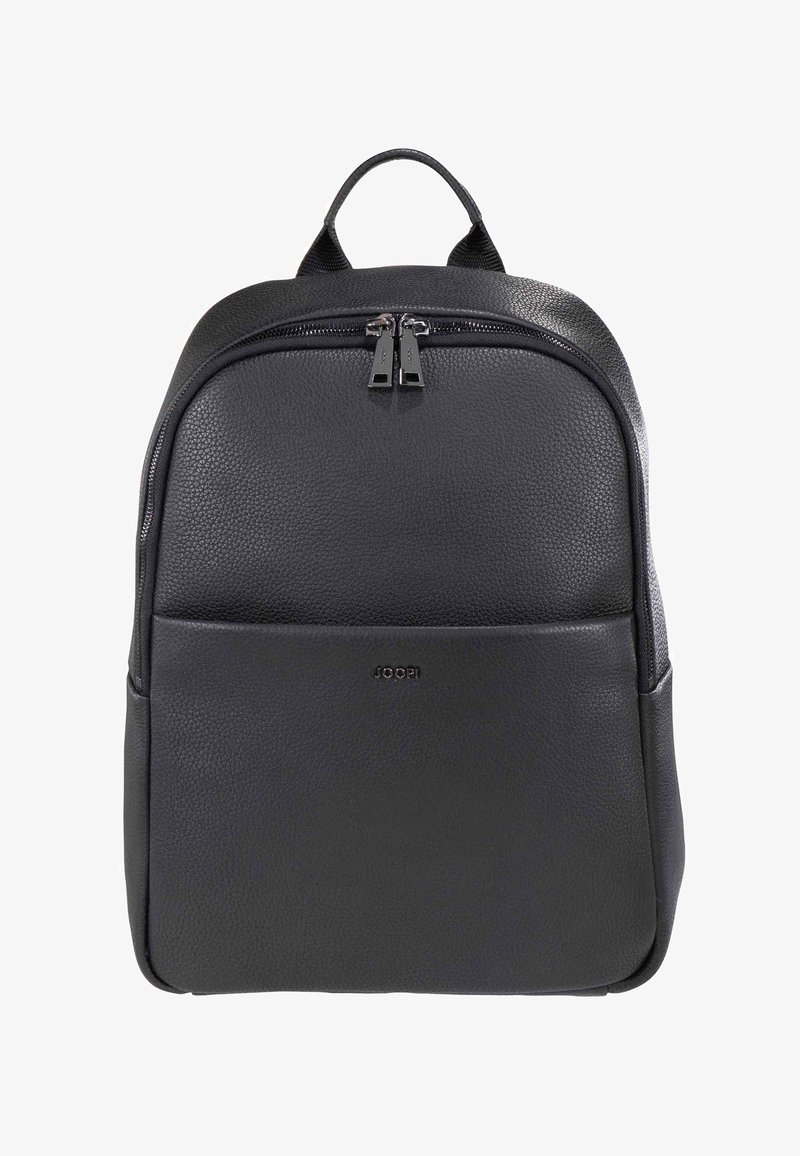 Černý kožený batoh se strukturovaným tvarem, texturovaným povrchem, horním uchopem a dvojitým zipovým uzávěrem. Obsahuje přední kapsu a detail loga.