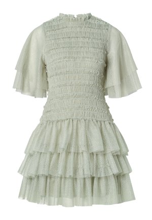 Lysegrønn kjole med smocket bodice, volangede korte ermer og lagdelt volangkant. Laget av teksturert stoff med et subtilt mønster.