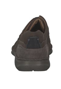 Zapatos de ante marrón sin cordones con un collar acolchado, panel trasero texturizado, costuras en contraste y una suela de goma gris.