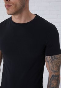 Pier One 3 PACK BASIC MUSCLE FIT T SHIRT - T-shirts - white/mottled light grey/black