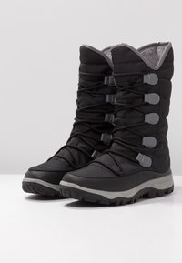 Bottes d'hiver isolées noires avec un upper en tissu texturé, un système de laçage et une semelle en caoutchouc grise. Elles présentent un col rembourré et un design flexible.