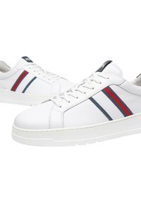 Sneakers bianchi in pelle con accenti a strisce rosse e blu navy, punta arrotondata, design con lacci e suola spessa bianca. Dettagli testurizzati visibili.