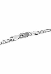 Bracciale in metallo di colore argento con anelli intrecciati, texture liscia e dettaglio della chiusura sicura.