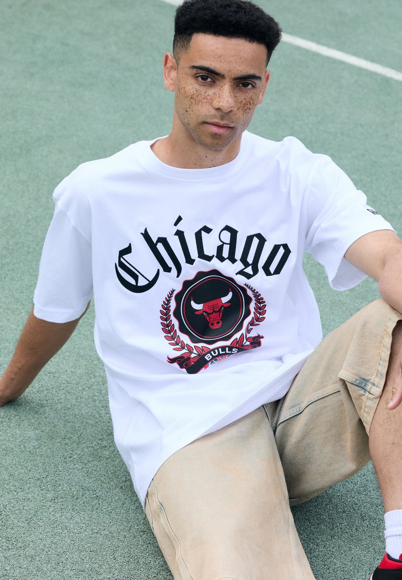 New Era - NBA CHICAGO BULLS TEE - Club wear - white, Enlarge