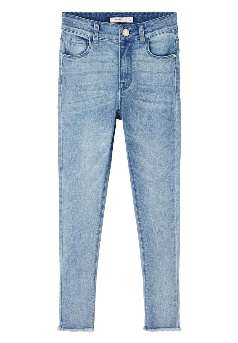 Jeans ajustados de color azul claro, hechos de denim. Presentan cinco bolsillos, un cierre con botón y dobladillos desgastados. Textura suave con un acabado desteñido.