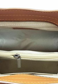 CHICCA BORSE Bolso de mano - cipria cuoio