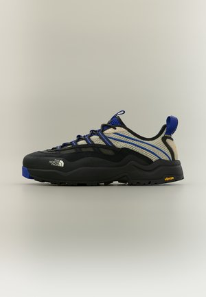 Niski but trekkingowy z beżową siateczką, czarnymi i niebieskimi nakładkami, podeszwą Vibram, logo The North Face po boku, solidną konstrukcją i pętelką na pięcie.