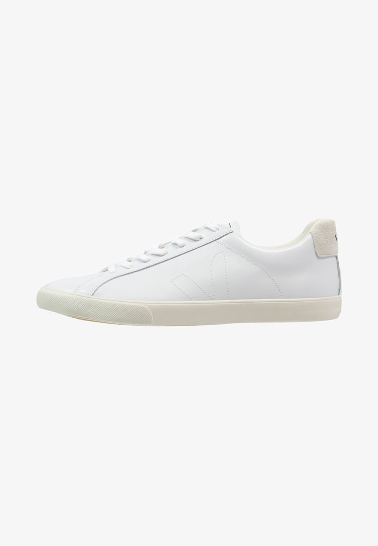Baskets en cuir blanc avec semelle en caoutchouc texturé, lacets plats et accent discret du logo sur le talon. Surface supérieure lisse avec des lignes épurées.