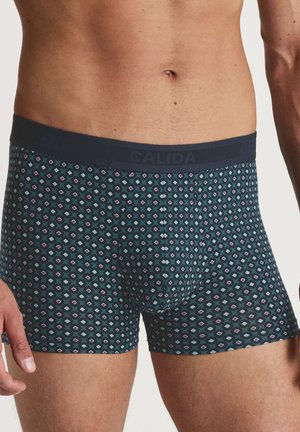 Herren-Boxershorts mit navyfarbigem Grund und geometrischen Rautenmustern in Blaugrün und Kastanienbraun. Weicher Bund, glattes Material und taillierte Passform.