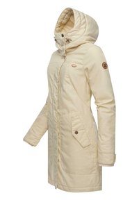 Beige waterdichte parka met een capuchon, twee voorkruiszakken en een ritsluiting. Kenmerkt een textuurstof en een bruin logo accent op de mouw.