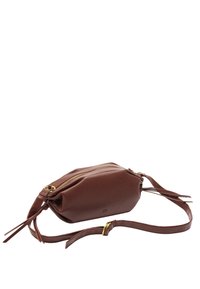 Brązowa skórzana torba na ramię w kształcie prostokąta, z zamknięciem na zamek błyskawiczny i regulowanym paskiem. Posiada delikatne akcenty w postaci frędzli oraz złote okucia.