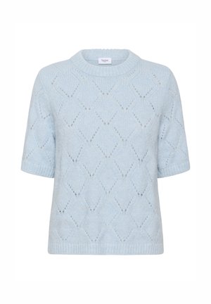Gaisā zilā adīta īsroku džemperis ar dimanta rakstu, ribojumu ap kakla izgriezumu un apakšu.