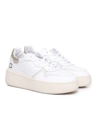 Sneakers bianche con una suola piattaforma beige chunky, dettagli perforati e accenti argentati sul tallone e sul lato. Lacci attraverso la linguetta in rete.