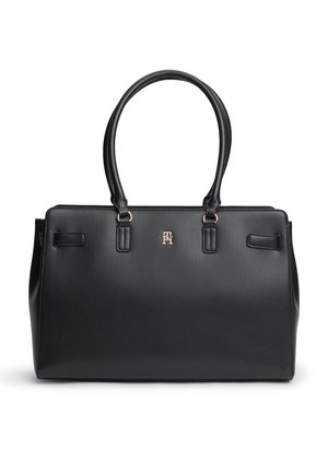 Schwarze rechteckige Ledertasche mit zwei Griffen und einem kleinen Metalllogo, mittig auf der Vorderseite, vor weißem Hintergrund dargestellt.