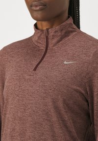 Nike Performance SWIFT - Top dugih rukava - burgundy crush/smokey mauve/silver