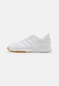 Witte sportieve schoen met netstof, rubberen zool, gestructureerde accenten en een drie-strepen logo in een lichtgewicht ontwerp. Bevat een gumzool.