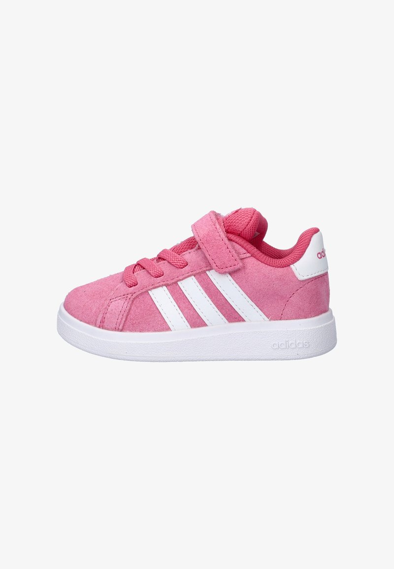 Roze suède sneakers met witte strepen en klittenbandsluiting. Voorzien van een gestructureerd bovenwerk en een rubberen zool. Ontworpen voor comfort en ondersteuning.