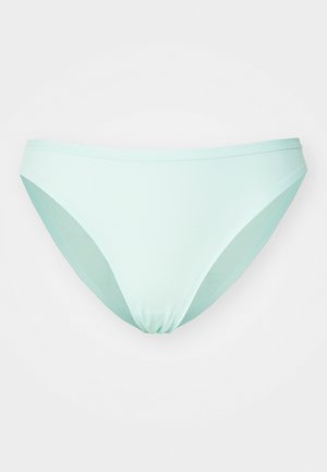 Mintgroene bikini onderkant met een gladde textuur, gemiddelde bedekking en een subtiele logodetail langs de tailleband. Klassiek zwemkledingontwerp.