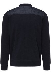 Felpa nera con texture opaca, polsini a coste e pannello di nylon trapuntato sulle spalle. Design semplice, adatto per un abbigliamento casual.