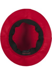 Roter Bucket Hat mit breiter, flacher Krempe und schwarzem Innenfutter. Der Stoff hat eine glatte Textur und zeigt dezente Rippungen.