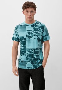 s.Oliver MIT ALLOVERPRINT - T-Shirt print - helles türkis