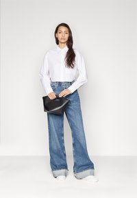 Calvin Klein Jeans LABEL CROPPED SHIRT - Blusa - bright white