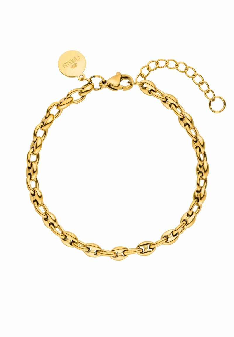 Bracelet chaîne en or avec des maillons ovales, fermoir mousqueton, chaîne réglable et petite étiquette ronde gravée du nom d'une marque.