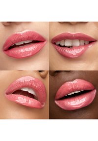 Vier Nahaufnahmen verschiedener Lippen mit glänzendem pinkem Lippenstift, die unterschiedliche Gesichtsausdrücke und leicht sichtbare Zähne zeigen.