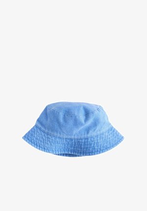 Sombrero tipo cubo de mezclilla azul claro con costuras visibles en el borde y la parte superior, aislado sobre un fondo blanco.