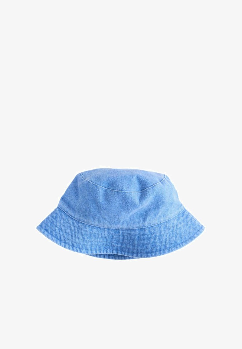 Pălărie de tip bucket din denim albastru deschis, cu cusături vizibile pe bor și pe partea superioară, izolată pe un fundal alb.