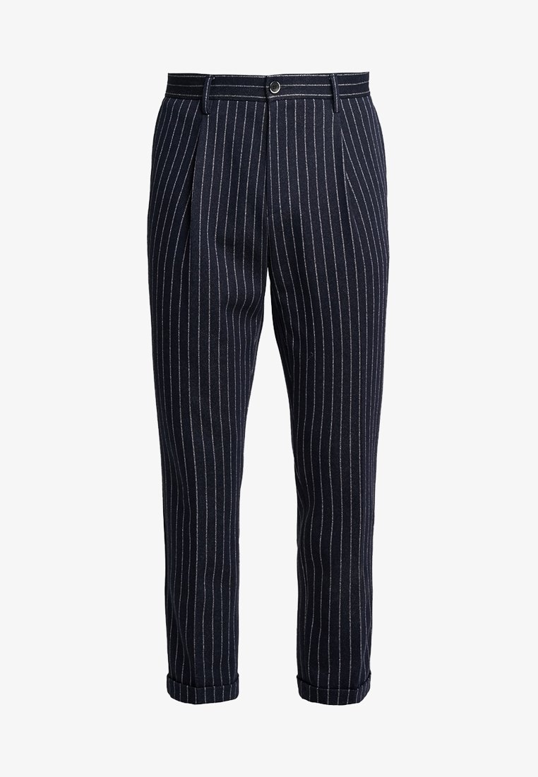 Pantalon bleu marine ajusté avec des fines rayures verticales blanches, passants de ceinture, fermeture à bouton et revers retroussés.