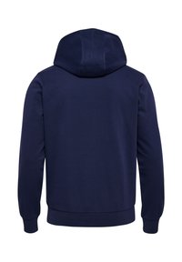 Mörkblå hoodie i mjukt tyg. Har en känguruficka, ribbade muddar och en fodrad huva utan synlig branding eller mönster.