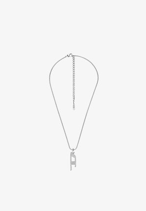 Zilveren ketting met een geometrische hanger, verfraaid met heldere stenen, die een minimalistisch ontwerp met een moderne esthetiek creëert.