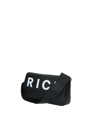 Bolso de cuero negro tipo bandolera con una gran impresión blanca de "RICH" en la parte frontal, cierre de cremallera y correa ajustable. Textura suave y forma rectangular.