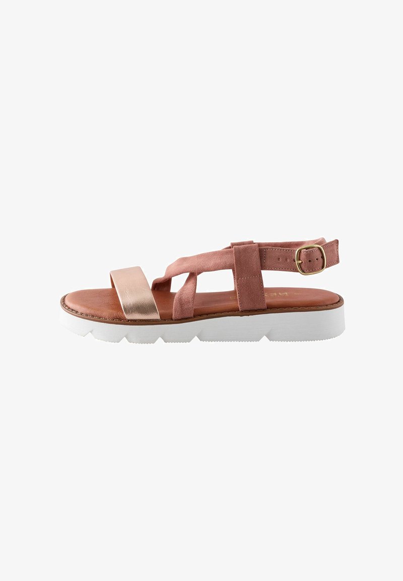 Sandale din suede roz cu curea metallică de culoare roz aurie, cataramă ajustabilă, talpă texturată albă, design plat, potrivite pentru ținute casual.