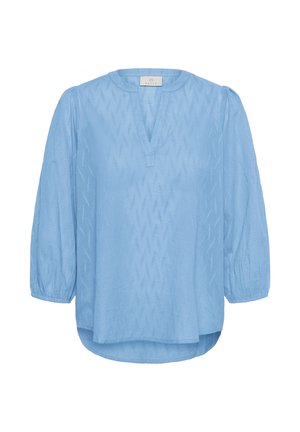 Világoskék blúz finom textúrával, V-kivágással, 3/4-es puffos ujjal, elasztikus mandzsettákkal és enyhén ívelt szabással.
