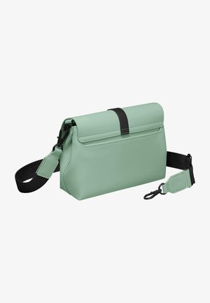 Miętowo-zielona torebka crossbody z wegańskiej skóry z czarnym paskiem i zapięciem, z klapą i zewnętrzną kieszonką na zamek.