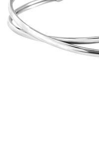 Zilveren metalen cuff met twee verweven banden, glanzende afwerking, gladde textuur, lichtgewicht, met een minimalistisch ontwerp.