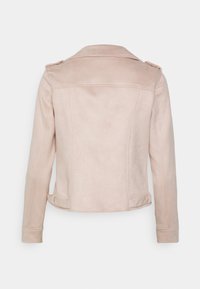 Giacca in finta suede rosa chiaro con maniche lunghe, colletto a punte e spalline. Presenta una vestibilità aderente e una texture liscia.