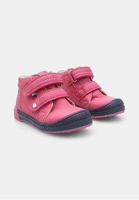 Růžové vysoké tenisky s dvojicí suchých zipů, vyrobené z umělé kůže, s kontrastní tmavě modrou podrážkou a polstrovaným vnitřkem pro pohodlí.