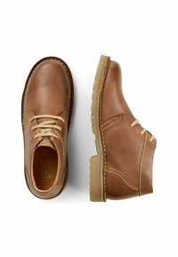 Bruine leren enkellaarzen met tan kleurige veters, ronde neus, gestikte details en een gestructureerde rubberen zool. Bovenaanzicht.