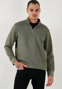 Unselected, green