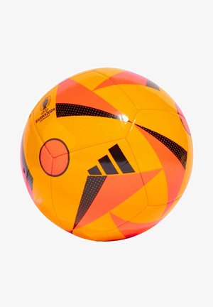 Balón de fútbol Adidas Euro 2024, de color naranja brillante con patrones geométricos negros, acabado brillante, que presenta un logo prominente y una superficie texturizada.